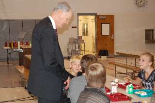 Chief Justice Gerald VandeWalle visits Edgeley students at lunch