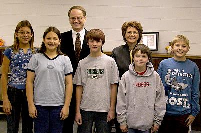 Justice Dale Sandstrom and Justice Carol Kapsner pose with Garrison elementary school students