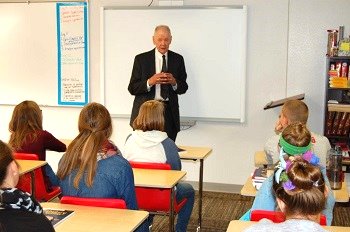 Chief Justice Gerald VandeWalle talks about the court system with freshman students.