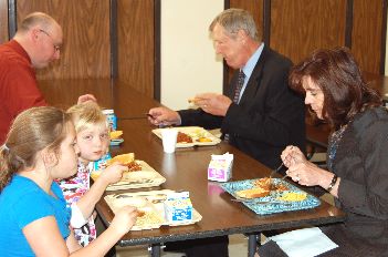 Justice Mary Maring dines with Underwood students and teachers after the arguments.