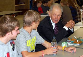 VandeWalle dines with West Fargo students prior to the afternoon arguments