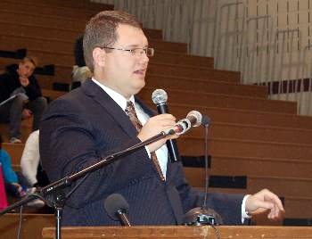 Attorney Jackson Lofgren argues for the appellees.